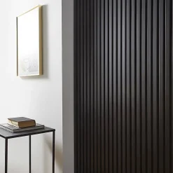 Decoon Mur TV - Lot de 5 Panneaux tasseaux bois 250 x 30 x 1,9 cm - Lamelles placage noir fond noir - 3,75m²