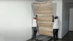 Panneau 2500x1200x25 mm en véritable Travertin strié sur composite à chants nus-Stone Evolution Hot