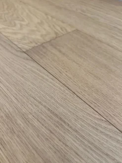 Parquet Chêne contrecollé verni brossé Pr Bis (petits nœuds) invisible Chelsea 150x14mm - LV - 4mm de couche d'usure-Premibel Parquet Discount