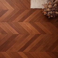 Parquet massif chêne français, Point de Hongrie / Chevron 600x120x15 mm, Teinte foncée Élégante --Dileci Online