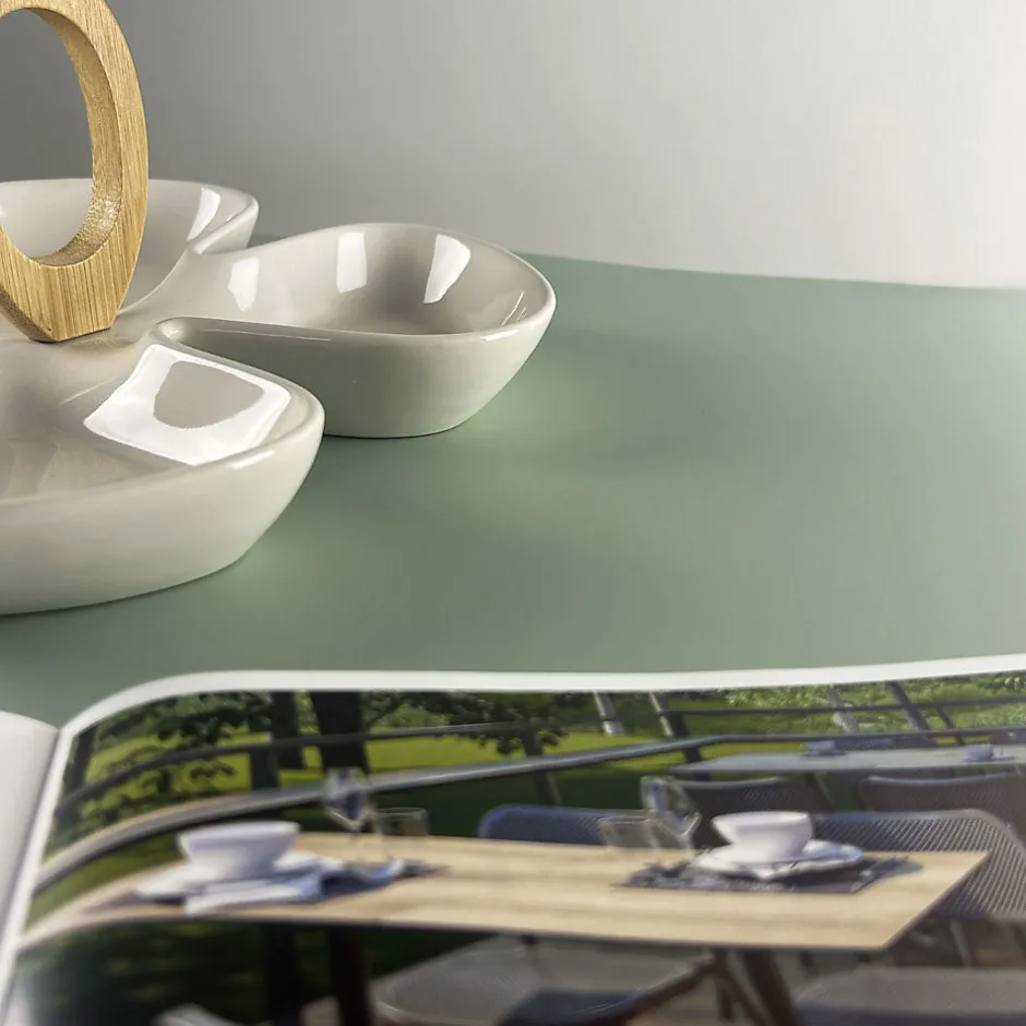 Plateau rond 120cm couleur vert celadon chants imitation bois --Restootab