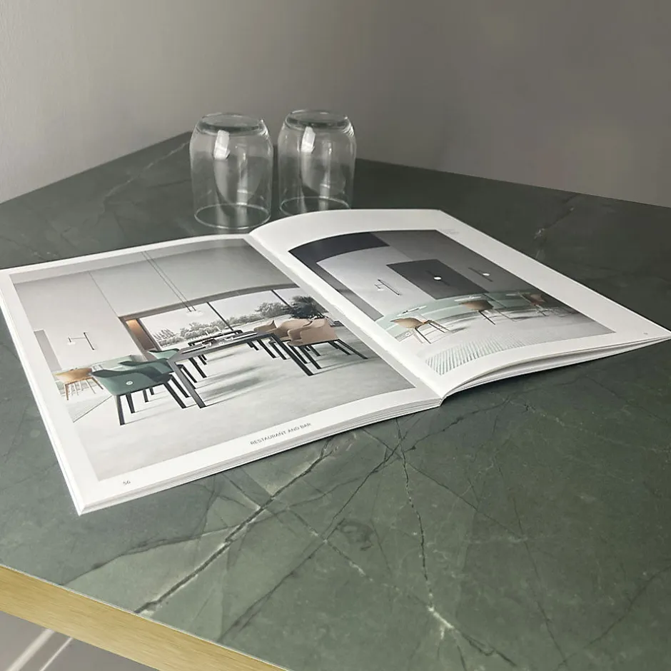 Plateau 60x60 decor marbre jade chants laiton --Restootab Hot