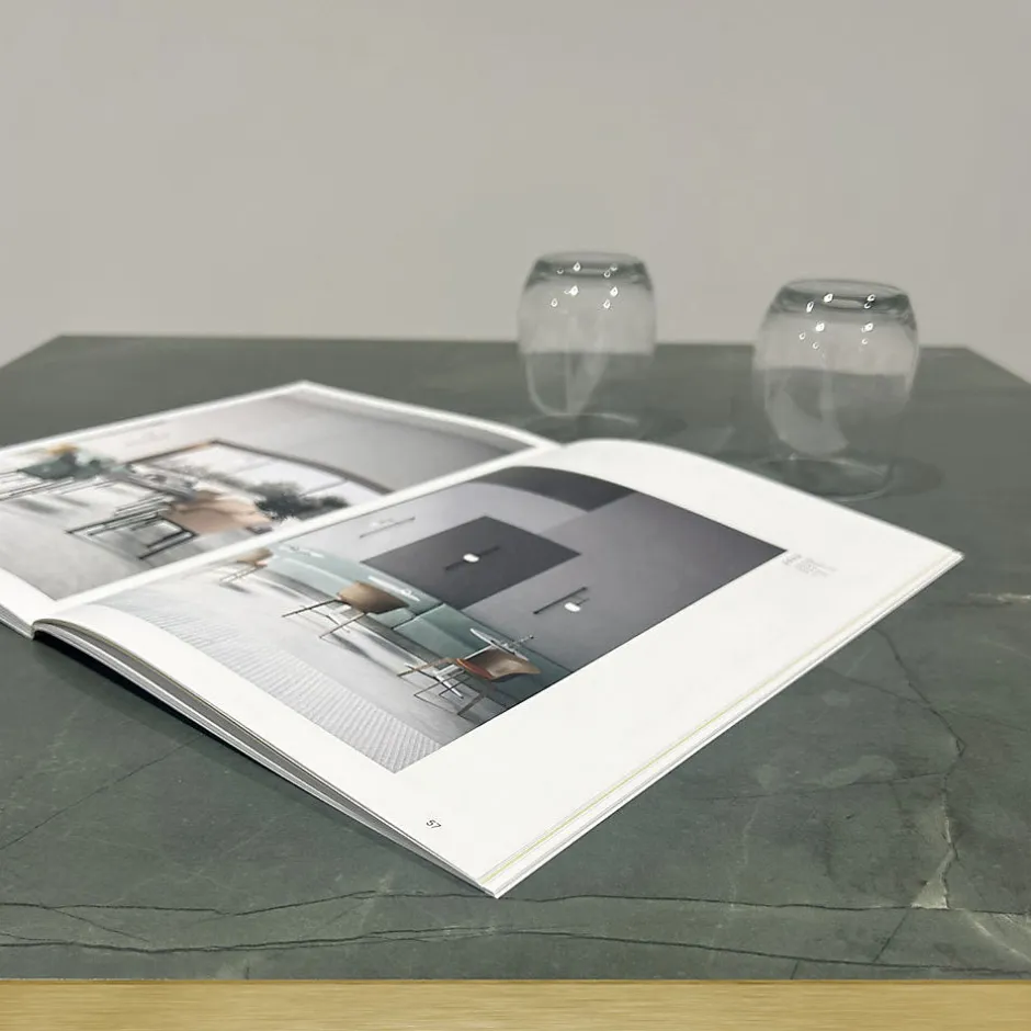 Plateau 60x60 decor marbre jade chants laiton --Restootab Hot