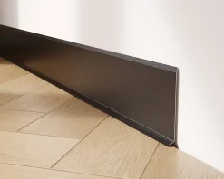 Ilcom Plinthe décorative pour mur F Noir satiné - 100mm x 2700mm x 0,65 ep.