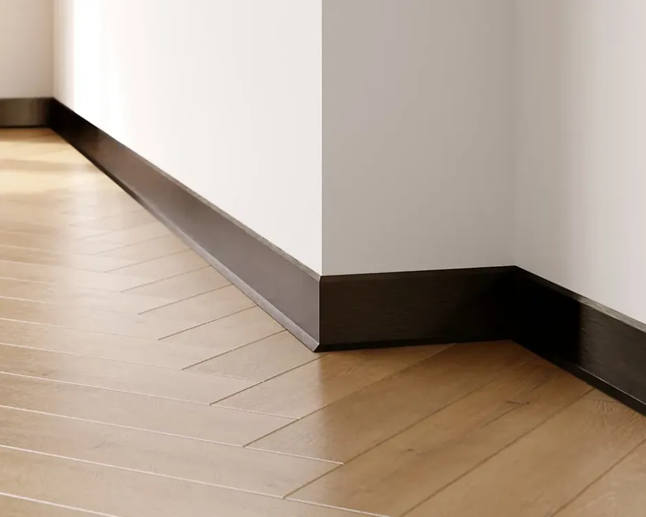 Ilcom Plinthe décorative pour mur F Noir satiné - 100mm x 2700mm x 0,65 ep.