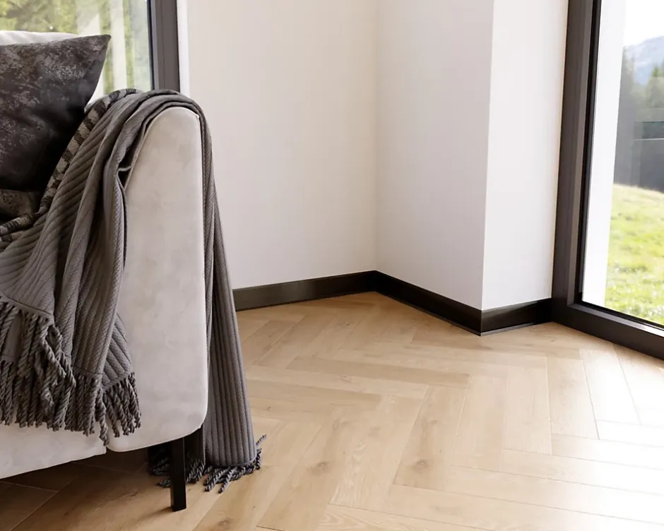 Ilcom Plinthe décorative pour mur F Noir satiné - 100mm x 2700mm x 0,65 ep.