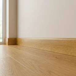 Plinthe MDF , effet chêne blond , décor 145, H.8 cm x L.220 cm x ép.13 mm, résistant à l'eau (vendue à la pièce)-GoodHome Discount