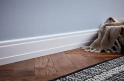 GoodHome Plinthe MDF Blanc art déco 220 x 10 cm Décor 10 (vendue à la pièce)