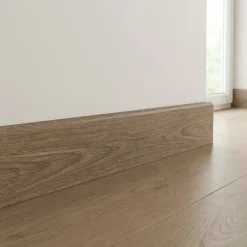 GoodHome Plinthe MDF aspect bois 220 x 8 cm décor 200 effet chêne