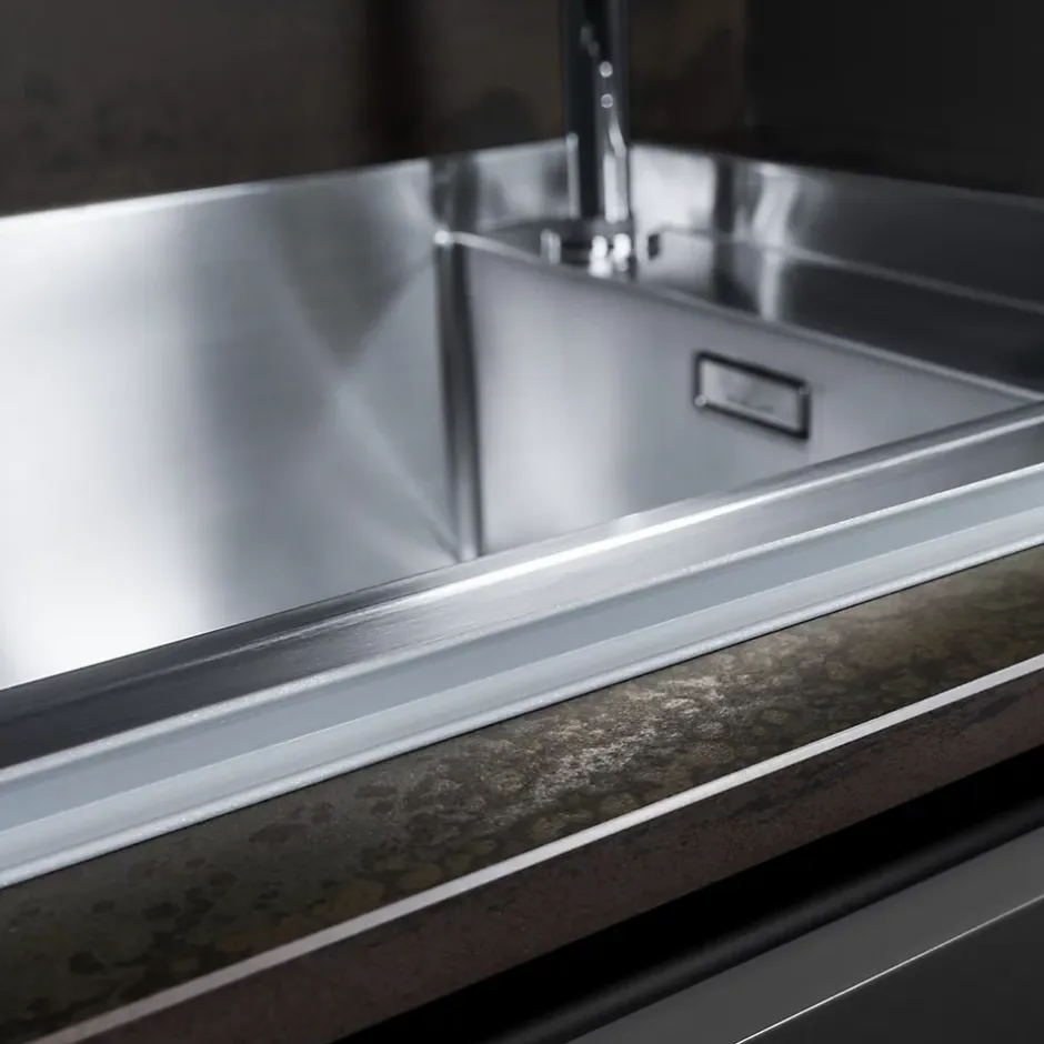 Quest Plinthe Souple Auto-Adhésive en PVC 18x18mm, 10m, Bande Élastique pour Finitions et Étanchéité des Jonctions, beige