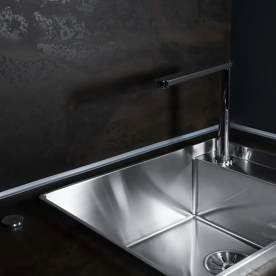 Quest Plinthe Souple Auto-Adhésive en PVC 25x15mm, 20m, Bande Élastique pour Finitions et Étanchéité des Jonctions, bouleau