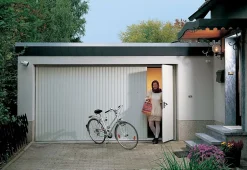 Hormann Porte de garage basculante avec portillon blanc trafic RAL 9016 - l.237,5 x h.200 cm