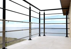 Poteau à plat pour garde corps Oxalis noir ral 9005-Alumin'home