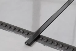 Ilcom Profilé décoratif C en acier inoxydable pour carrelage Noir satiné - 20 mm x 2440 mm x 0,65 ep.