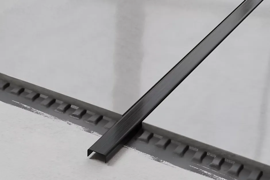 Ilcom Profilé décoratif C en acier inoxydable pour carrelage Noir satiné - 20 mm x 2440 mm x 0,65 ep.