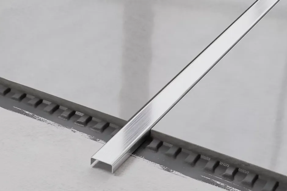 Profilé décoratif C en acier inoxydable pour carrelage Argent satiné - 10 mm x 2440 mm x 0,65 ep.-Ilcom Outlet