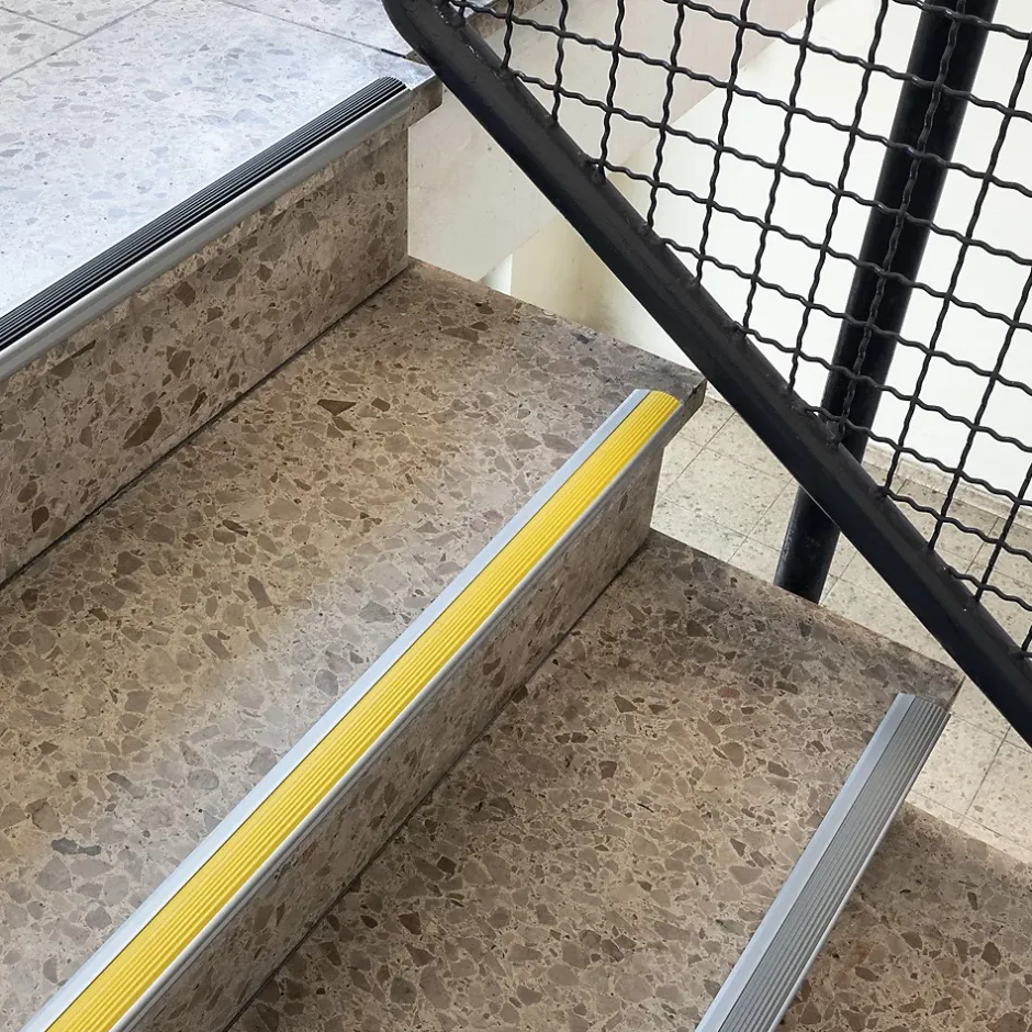 Floordirekt Seuil d'escalier Avec simple caoutchouc Power Grip Longueur: 100 cm Pré-percé Noir