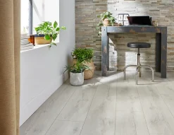 GoodHome Sol stratifié à clipser Newlyn chêne polaire gris L.138 x l.24.4 cm x Ep.10 mm