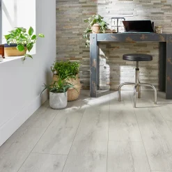 GoodHome Sol stratifié à clipser Newlyn chêne polaire gris L.138 x l.24.4 cm x Ep.10 mm