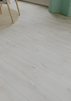 Sol stratifié Bilston , passage élevé AC4, effet chêne blanchi, L.138,3 cm x l.19,3 cm x ép.8 mm-GoodHome Clearance