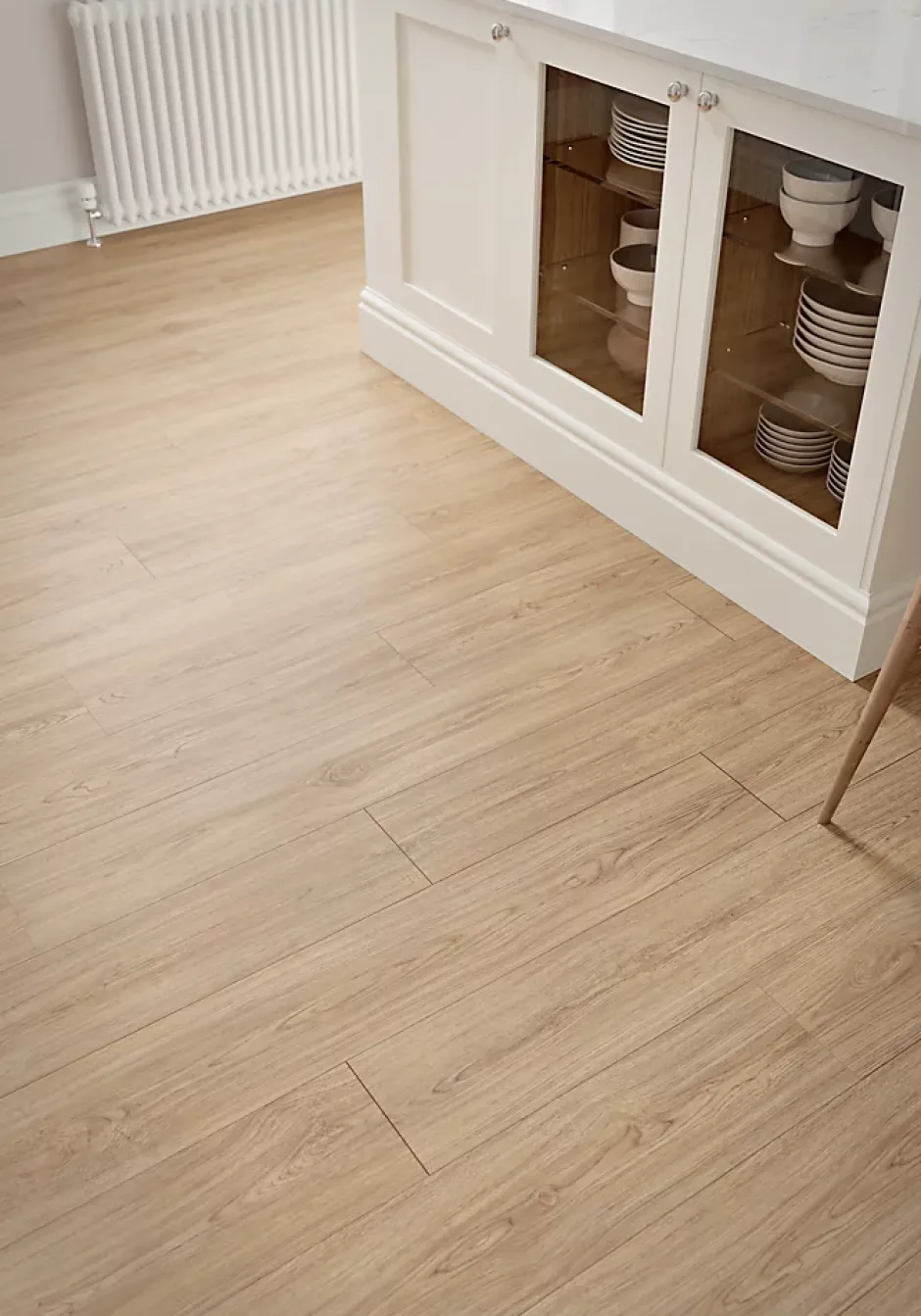 Sol stratifié Bryce , passage intense AC5, effet chêne miel, L.129,2cm x l.19,3cm ép.8 mm, résistant à l'eau-GoodHome Clearance