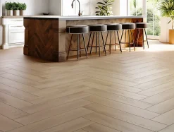 Sol stratifié Cajun bâton rompu, passage intense AC5, effet chêne, L.64,4 cm x l.12,2 cm x ép.8 mm, résistant à l'eau- Clearance