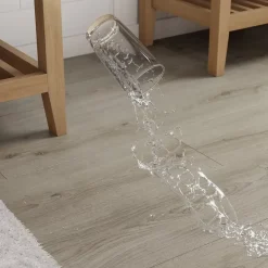 GoodHome Sol stratifié Cleobury , passage intense AC5, effet chêne, L.126,1 cm x l.19,2 cm x ép.10 mm, résistant à l'eau