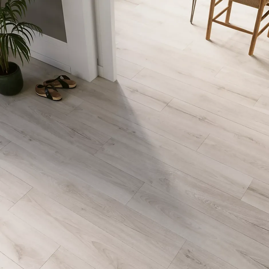 GoodHome Sol stratifié Cleobury , passage intense AC5, effet chêne blanchi, L.126,1 cm x l.19,2 cm x ép.10 mm, résistant à l'eau