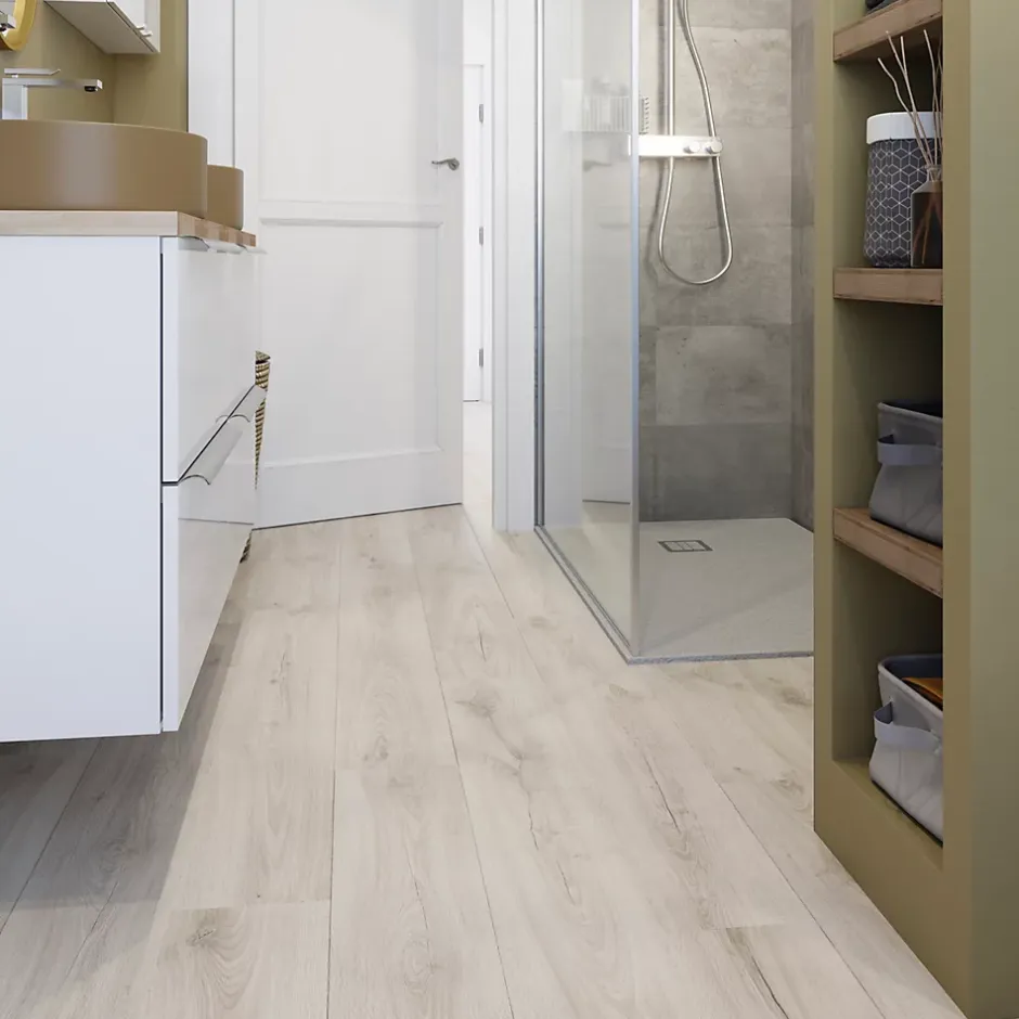 GoodHome Sol stratifié Cleobury , passage intense AC5, effet chêne blanchi, L.126,1 cm x l.19,2 cm x ép.10 mm, résistant à l'eau