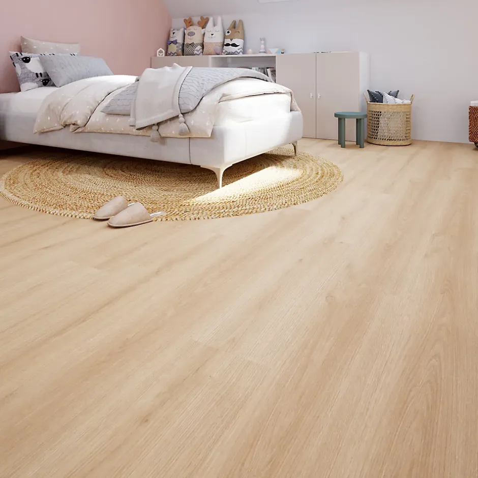 Sol stratifié Clover , passage modéré AC3, effet chêne blond, L.138,3 cm x l.19,3 cm x ép.7 mm-GoodHome Hot