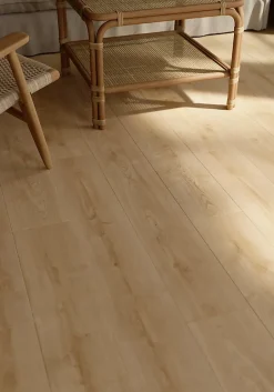 GoodHome Sol stratifié Colville , passage intense AC5, effet chêne blond, L.129 cm x l.19,3 cm x ép.8 mm, résistant à l'eau