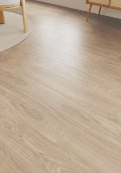 Sol stratifié Comford , passage élevé AC4, effet chêne, L.129,2 cm x l.19,3 cm x ép.8 mm, résistant à l'eau-GoodHome New