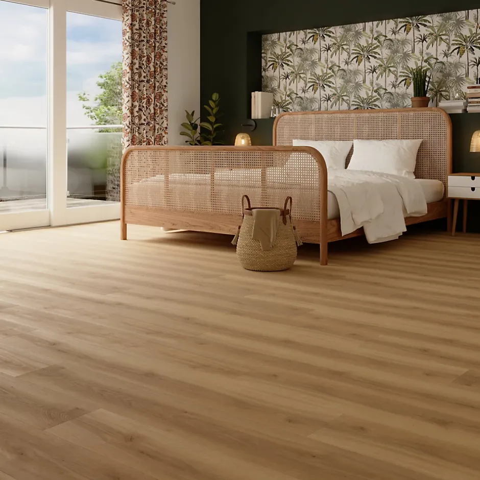 Sol stratifié effet chêne blond passage élevé AC4 L.138,3 x l.19,3 cm x ép.8 mm, Towcester-GoodHome Online