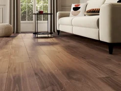 GoodHome Sol stratifié Gladstone , passage élevé AC4, effet chêne brun, L.128,6 cm x l.19,4 cm x ép.8 mm