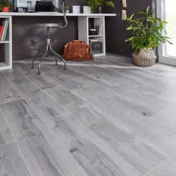 GoodHome Sol stratifié Gladstone , passage élevé AC4, effet chêne grisé, L.128,6 cm x l.19,4 cm x ép.8 mm