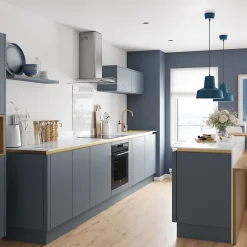 Sol stratifié Lulea , passage élevé AC4, effet chêne blond, L.129,2 cm x l.24,6 cm x ép.8 mm, résistant à l'eau-GoodHome Online