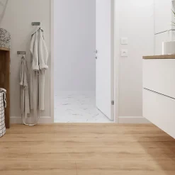 Sol stratifié Lulea , passage élevé AC4, effet chêne blond, L.129,2 cm x l.24,6 cm x ép.8 mm, résistant à l'eau-GoodHome Online