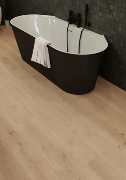 Sol stratifié Randolph , passage intense AC5, effet chêne blond, L.129,2 cm x l.19,3 cm x ép.8 mm, résistant à l'eau-GoodHome Online