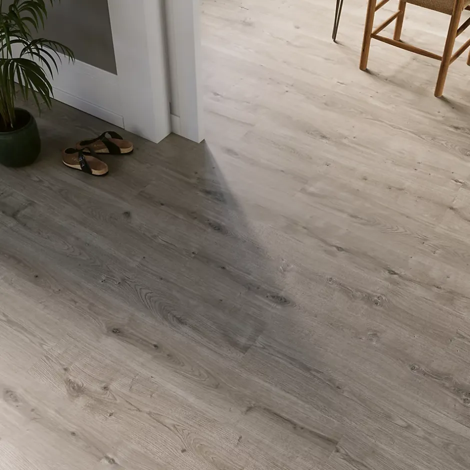 GoodHome Sol stratifié Rowley , passage élevé AC4, effet chêne grisé, L.129,2 cm x l.19,3 cm x ép.8 mm, résistant à l'eau