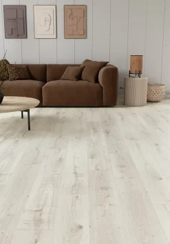 GoodHome Sol stratifié Rowley , passage élevé AC4, effet chêne blanchi, L.129,2 cm x l.19,3 cm x ép.8 mm, résistant à l'eau