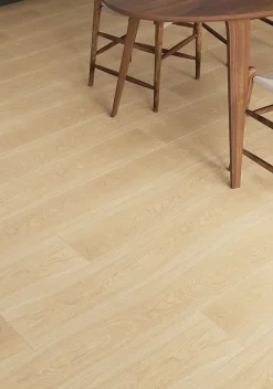 GoodHome Sol stratifié Tadcaster , passage intense AC5, effet chêne blond, L.126,1 cm x l.19,2 cm x ép.10 mm, résistant à l'eau