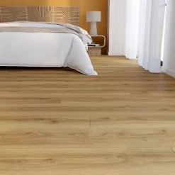 Sol stratifié Towcester , passage élevé AC4, effet chêne blond, L.138,3 cm x l.19,3 cm x ép.8 mm, résistant à l'eau-GoodHome Discount