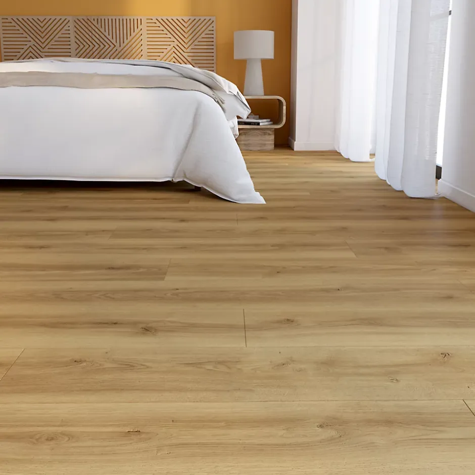 Sol stratifié Towcester , passage élevé AC4, effet chêne blond, L.138,3 cm x l.19,3 cm x ép.8 mm, résistant à l'eau-GoodHome Discount