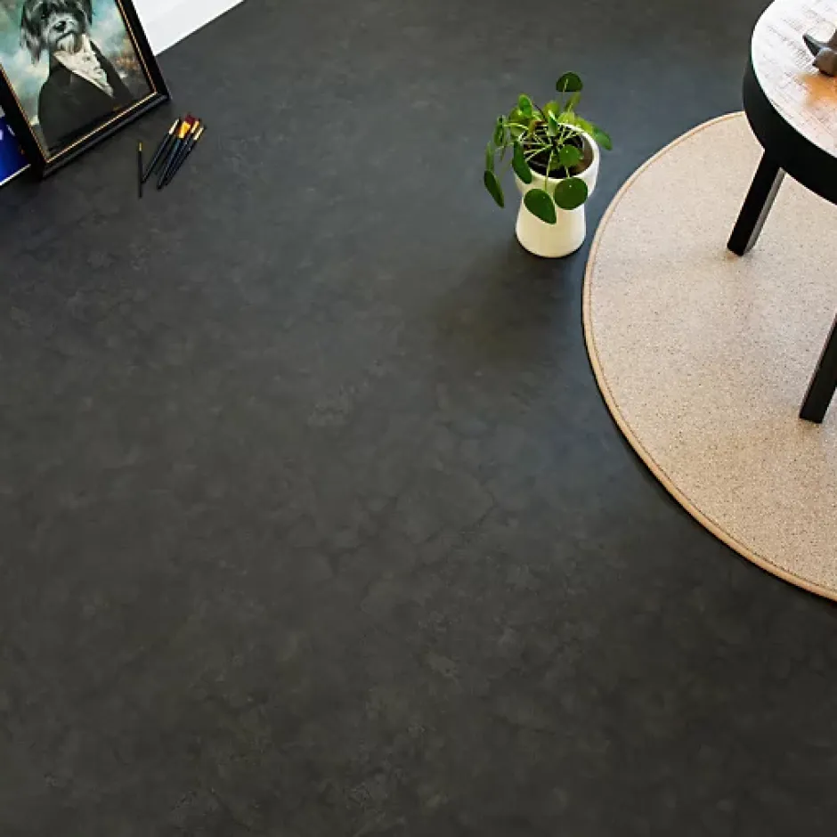 Décoweb Sol vinyle Aspect béton vieilli noir minéral - Rouleau de 2m x 3m