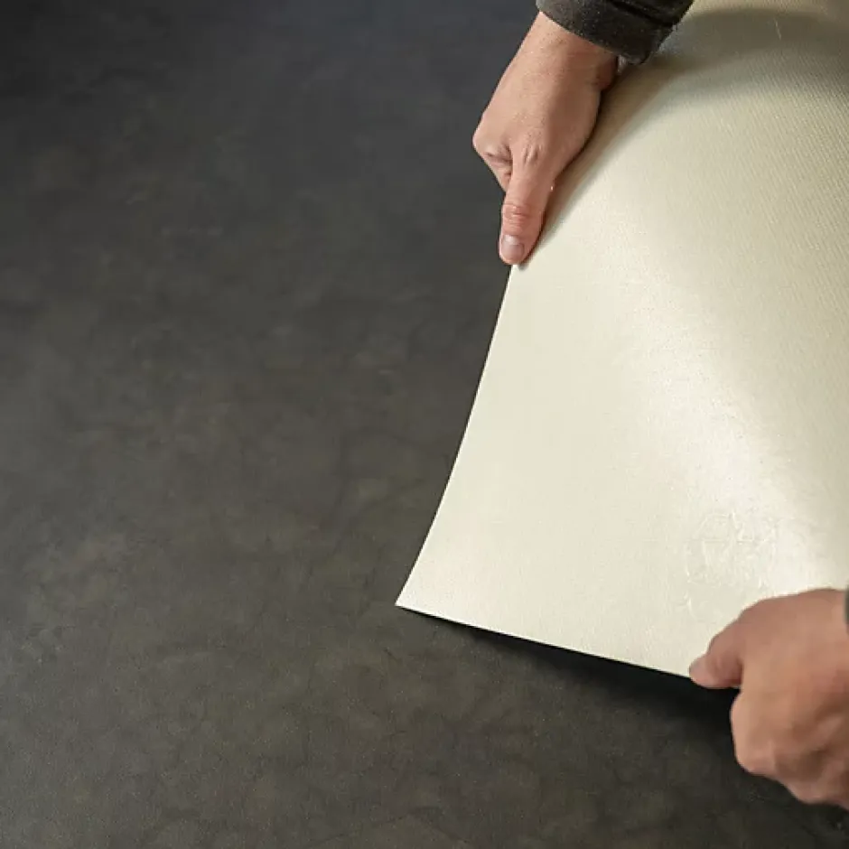 Décoweb Sol vinyle Aspect béton vieilli noir minéral - Rouleau de 2m x 3m