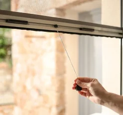 Store Moustiquaire Recoupable LUXE - L125 x H160cm - Chêne Dôré-Avosdim