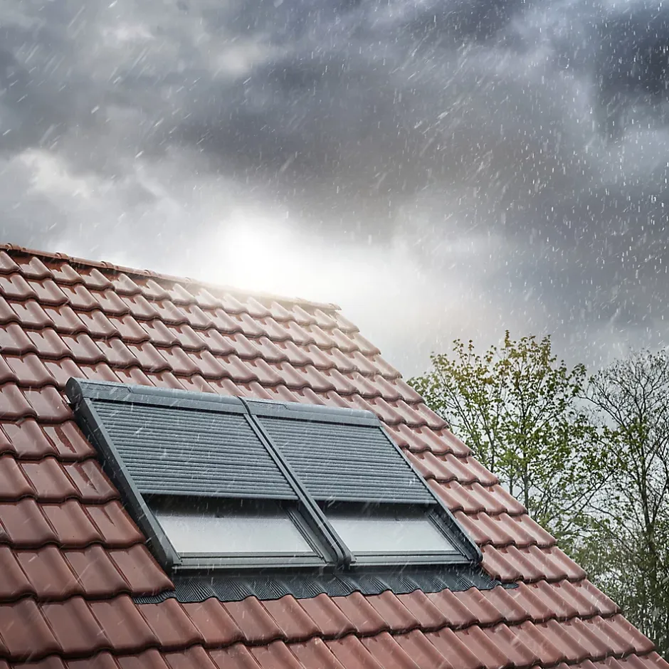 Velux Volet roulant rigide pour fenêtre de toit, gris anthracite, à énergie solaire, l.134 x H.140 cm, SSL UK08 0000S